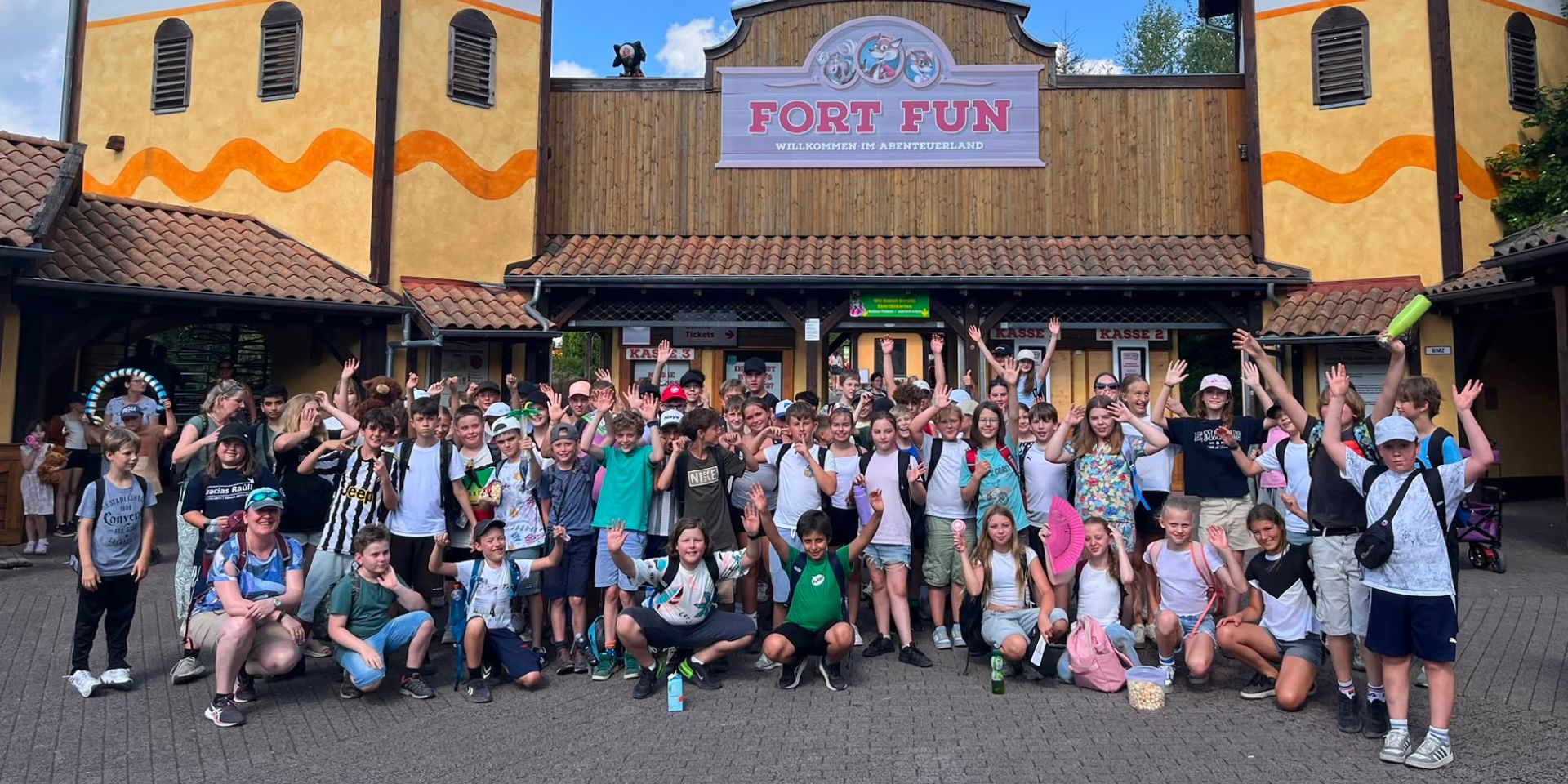 Achterbahnspaß zum Schuljahresende: Die Klassen 5a, 5b und 6b im Fort Fun